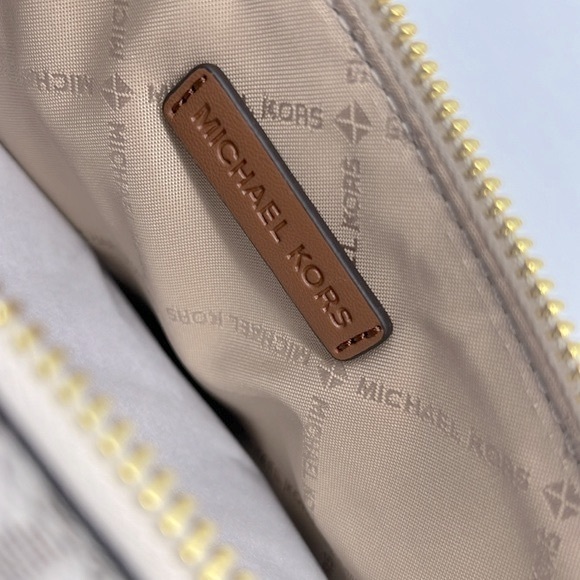MICHAEL Michael Kors Medium Logo Smartphone Crossbody Bag Vanilla - Picture 8 of 16